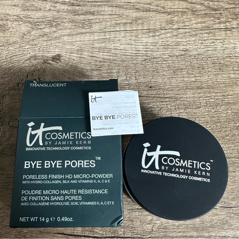 It Cosmetics - Translucent Powder - Picture 2 of 2